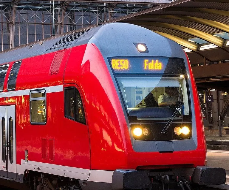 Train express régional à la gare principale de Francfort-sur-le-Main, Allemagne