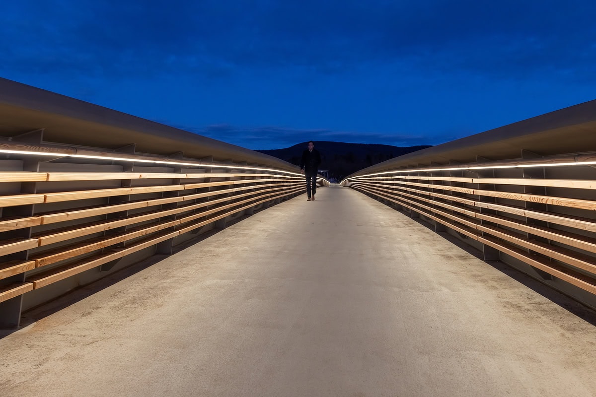 Aalen pedestrian bridge handrail lighting
